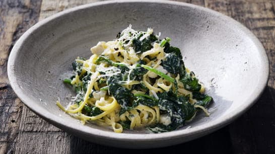 Nudeln mit Spinat und Gorgonzolasauce